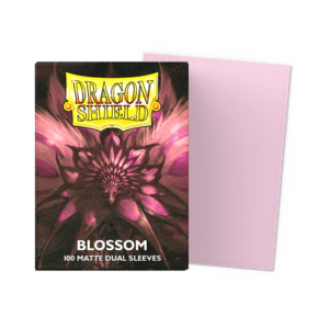 Dragon Shield – Standard Size Dual Matte Sleeves Blossom – 100 Sleeves Geef je deck een zachte, stijlvolle uitstraling met de Dragon Shield Dual Matte Blossom Sleeves. De pastelroze Blossom-kleur geeft je deck een subtiele en frisse look. De Dual Matte-serie is volledig ondoorzichtig en combineert de populaire gestructureerde Matte-afwerking van Dragon Shield met een zwarte binnenzijde, die een stijlvolle omlijsting rond je kaarten creëert. De sleeves hebben een transparante voorkant en een gestructureerde matte achterkant voor uitstekende handling en soepel schudden. Iedere verpakking bevat 100 Standard Size sleeves voor kaarten tot 63 x 88 mm en wordt geleverd in een herbruikbare kartonnen deckbox voor het bewaren en organiseren van je kaarten. SPECIFICATIES Merk: Dragon Shield Serie: Dual Matte Formaat: Standard Size – geschikt voor kaarten tot 63 x 88 mm Inhoud: 100 sleeves Kleur: Blossom (Pastelroze) Transparante voorkant Gestructureerde matte achterkant Zwarte binnenzijde voor een strakke omlijsting van de kaart Volledig ondoorzichtig Geschikt voor dubbelzijdige kaarten Ontworpen voor soepel schudden en uitstekende handling Inclusief herbruikbare kartonnen deckbox Geschikt voor Magic: The Gathering, Pokémon TCG, Disney Lorcana en andere Standard Size kaartspellen
