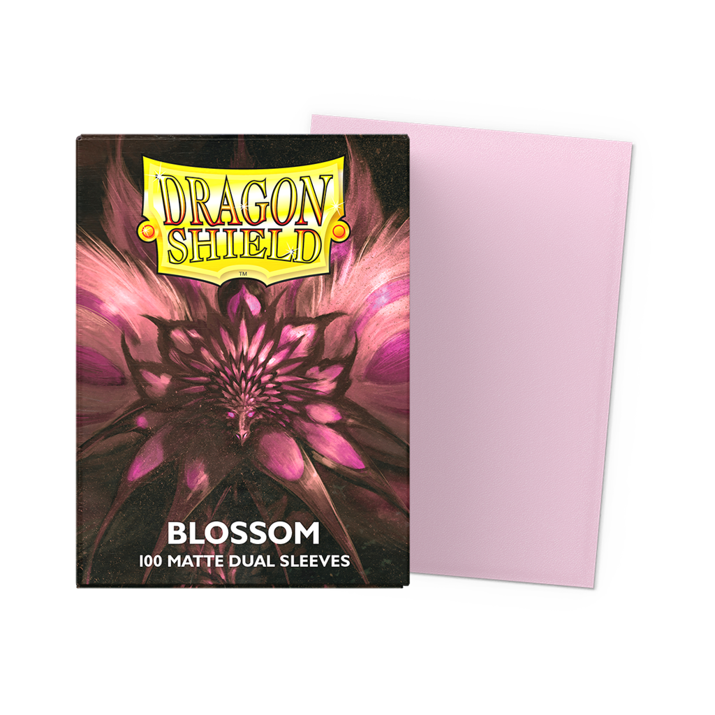 Dragon Shield – Standard Size Dual Matte Sleeves Blossom – 100 Sleeves Geef je deck een zachte, stijlvolle uitstraling met de Dragon Shield Dual Matte Blossom Sleeves. De pastelroze Blossom-kleur geeft je deck een subtiele en frisse look. De Dual Matte-serie is volledig ondoorzichtig en combineert de populaire gestructureerde Matte-afwerking van Dragon Shield met een zwarte binnenzijde, die een stijlvolle omlijsting rond je kaarten creëert. De sleeves hebben een transparante voorkant en een gestructureerde matte achterkant voor uitstekende handling en soepel schudden. Iedere verpakking bevat 100 Standard Size sleeves voor kaarten tot 63 x 88 mm en wordt geleverd in een herbruikbare kartonnen deckbox voor het bewaren en organiseren van je kaarten. SPECIFICATIES Merk: Dragon Shield Serie: Dual Matte Formaat: Standard Size – geschikt voor kaarten tot 63 x 88 mm Inhoud: 100 sleeves Kleur: Blossom (Pastelroze) Transparante voorkant Gestructureerde matte achterkant Zwarte binnenzijde voor een strakke omlijsting van de kaart Volledig ondoorzichtig Geschikt voor dubbelzijdige kaarten Ontworpen voor soepel schudden en uitstekende handling Inclusief herbruikbare kartonnen deckbox Geschikt voor Magic: The Gathering, Pokémon TCG, Disney Lorcana en andere Standard Size kaartspellen