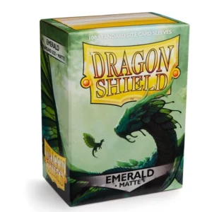 Dragon Shield – Standard Size Matte Sleeves Emerald – 100 Sleeves Bescherm je kaarten met Dragon Shield Matte Sleeves. Deze stevige sleeves combineren betrouwbare bescherming met een matte smaragdgroene achterkant, ideaal voor zowel casual als competitief gebruik. De sleeves hebben een standaardformaat van 63 x 88 mm en zijn PVC-vrij. Ze zijn geschikt voor populaire Trading Card Games zoals Magic: The Gathering, Pokémon TCG en andere kaartspellen met kaarten van standaardformaat. Iedere box bevat 100 sleeves en is voorzien van een printed label waarop je eenvoudig de naam van je favoriete deck kunt noteren. SPECIFICATIES Merk: Dragon Shield Serie: Matte Formaat: Standard Size – 63 x 88 mm Inhoud: 100 sleeves Kleur: Emerald (Smaragdgroen) Matte achterkant PVC-vrij Geschikt voor Magic: The Gathering, Pokémon TCG en andere Standard Size kaartspellen Inclusief printed label voor het labelen van je deck Geschikt voor spelen, vervoeren en bewaren