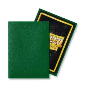 Dragon Shield – Standard Size Matte Sleeves Emerald – 100 Sleeves Bescherm je kaarten met Dragon Shield Matte Sleeves. Deze stevige sleeves combineren betrouwbare bescherming met een matte smaragdgroene achterkant, ideaal voor zowel casual als competitief gebruik. De sleeves hebben een standaardformaat van 63 x 88 mm en zijn PVC-vrij. Ze zijn geschikt voor populaire Trading Card Games zoals Magic: The Gathering, Pokémon TCG en andere kaartspellen met kaarten van standaardformaat. Iedere box bevat 100 sleeves en is voorzien van een printed label waarop je eenvoudig de naam van je favoriete deck kunt noteren. SPECIFICATIES Merk: Dragon Shield Serie: Matte Formaat: Standard Size – 63 x 88 mm Inhoud: 100 sleeves Kleur: Emerald (Smaragdgroen) Matte achterkant PVC-vrij Geschikt voor Magic: The Gathering, Pokémon TCG en andere Standard Size kaartspellen Inclusief printed label voor het labelen van je deck Geschikt voor spelen, vervoeren en bewaren