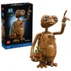 LEGO Ideas – E.T. the Extra-Terrestrial 21370 Breng een van de meest iconische personages uit de filmgeschiedenis tot leven met de LEGO Ideas E.T. the Extra-Terrestrial bouwset. Bouw E.T. steen voor steen en creëer een gedetailleerd displaymodel vol herkenbare kenmerken en verwijzingen naar de klassieke film. E.T. beschikt over verschillende beweegbare onderdelen waarmee je bekende poses uit de film kunt nabootsen. Kantel zijn hoofd omhoog of omlaag, draai het maar liefst 360 graden, open en sluit zijn mond en verstel zijn armen, polsen en vingers. Natuurlijk kan ook zijn iconische wijsvinger worden uitgestoken. Een bijzonder detail is het oplichtende hart. Met een knop aan de achterkant activeer je de geïntegreerde verlichtingssteen waardoor het hart van E.T. gaat gloeien. Daarnaast bevat de set een bouwbare pot met LEGO bloemen die E.T. in zijn handen kan vasthouden – een herkenbare verwijzing naar de film. Deze set maakt deel uit van de LEGO Ideas collectie. Het oorspronkelijke ontwerp werd bedacht door een LEGO-fan en kreeg vervolgens voldoende stemmen van andere fans om officieel als LEGO-set te worden uitgebracht. Productkenmerken Onderdeel van de LEGO Ideas collectie Gebaseerd op E.T. the Extra-Terrestrial Gedetailleerde bouwbare E.T.-figuur Hoofd kan omhoog en omlaag worden gekanteld en 360° draaien Beweegbare mond, armen, polsen en vingers Iconische verstelbare wijsvinger Oplichtend hart met geïntegreerde verlichtingssteen Inclusief bouwbare pot met LEGO bloemen Verschillende poses en displaymogelijkheden Oorspronkelijk ontworpen door een LEGO-fan Ondersteuning via de LEGO Builder app met interactieve 3D-instructies Specificaties LEGO-nummer: 21370 Aantal onderdelen: 1226 Afmetingen: ca. 24 cm hoog × 21 cm breed × 15 cm diep Serie: LEGO Ideas