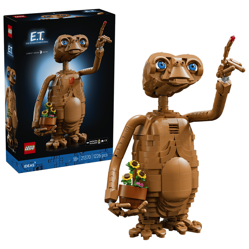 LEGO Ideas – E.T. the Extra-Terrestrial 21370 Breng een van de meest iconische personages uit de filmgeschiedenis tot leven met de LEGO Ideas E.T. the Extra-Terrestrial bouwset. Bouw E.T. steen voor steen en creëer een gedetailleerd displaymodel vol herkenbare kenmerken en verwijzingen naar de klassieke film. E.T. beschikt over verschillende beweegbare onderdelen waarmee je bekende poses uit de film kunt nabootsen. Kantel zijn hoofd omhoog of omlaag, draai het maar liefst 360 graden, open en sluit zijn mond en verstel zijn armen, polsen en vingers. Natuurlijk kan ook zijn iconische wijsvinger worden uitgestoken. Een bijzonder detail is het oplichtende hart. Met een knop aan de achterkant activeer je de geïntegreerde verlichtingssteen waardoor het hart van E.T. gaat gloeien. Daarnaast bevat de set een bouwbare pot met LEGO bloemen die E.T. in zijn handen kan vasthouden – een herkenbare verwijzing naar de film. Deze set maakt deel uit van de LEGO Ideas collectie. Het oorspronkelijke ontwerp werd bedacht door een LEGO-fan en kreeg vervolgens voldoende stemmen van andere fans om officieel als LEGO-set te worden uitgebracht. Productkenmerken Onderdeel van de LEGO Ideas collectie Gebaseerd op E.T. the Extra-Terrestrial Gedetailleerde bouwbare E.T.-figuur Hoofd kan omhoog en omlaag worden gekanteld en 360° draaien Beweegbare mond, armen, polsen en vingers Iconische verstelbare wijsvinger Oplichtend hart met geïntegreerde verlichtingssteen Inclusief bouwbare pot met LEGO bloemen Verschillende poses en displaymogelijkheden Oorspronkelijk ontworpen door een LEGO-fan Ondersteuning via de LEGO Builder app met interactieve 3D-instructies Specificaties LEGO-nummer: 21370 Aantal onderdelen: 1226 Afmetingen: ca. 24 cm hoog × 21 cm breed × 15 cm diep Serie: LEGO Ideas