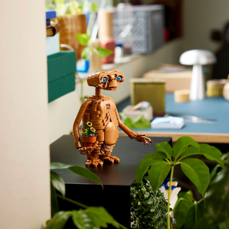 LEGO Ideas – E.T. the Extra-Terrestrial 21370 Breng een van de meest iconische personages uit de filmgeschiedenis tot leven met de LEGO Ideas E.T. the Extra-Terrestrial bouwset. Bouw E.T. steen voor steen en creëer een gedetailleerd displaymodel vol herkenbare kenmerken en verwijzingen naar de klassieke film. E.T. beschikt over verschillende beweegbare onderdelen waarmee je bekende poses uit de film kunt nabootsen. Kantel zijn hoofd omhoog of omlaag, draai het maar liefst 360 graden, open en sluit zijn mond en verstel zijn armen, polsen en vingers. Natuurlijk kan ook zijn iconische wijsvinger worden uitgestoken. Een bijzonder detail is het oplichtende hart. Met een knop aan de achterkant activeer je de geïntegreerde verlichtingssteen waardoor het hart van E.T. gaat gloeien. Daarnaast bevat de set een bouwbare pot met LEGO bloemen die E.T. in zijn handen kan vasthouden – een herkenbare verwijzing naar de film. Deze set maakt deel uit van de LEGO Ideas collectie. Het oorspronkelijke ontwerp werd bedacht door een LEGO-fan en kreeg vervolgens voldoende stemmen van andere fans om officieel als LEGO-set te worden uitgebracht. Productkenmerken Onderdeel van de LEGO Ideas collectie Gebaseerd op E.T. the Extra-Terrestrial Gedetailleerde bouwbare E.T.-figuur Hoofd kan omhoog en omlaag worden gekanteld en 360° draaien Beweegbare mond, armen, polsen en vingers Iconische verstelbare wijsvinger Oplichtend hart met geïntegreerde verlichtingssteen Inclusief bouwbare pot met LEGO bloemen Verschillende poses en displaymogelijkheden Oorspronkelijk ontworpen door een LEGO-fan Ondersteuning via de LEGO Builder app met interactieve 3D-instructies Specificaties LEGO-nummer: 21370 Aantal onderdelen: 1226 Afmetingen: ca. 24 cm hoog × 21 cm breed × 15 cm diep Serie: LEGO Ideas