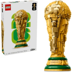 LEGO Editions – Officiële FIFA World Cup Trofee 43020 Voel je een echte wereldkampioen met de indrukwekkende LEGO Editions Officiële FIFA World Cup Trofee. Bouw de wereldberoemde voetbalbeker steen voor steen na en creëer een bijzonder displaymodel dat volledig in het teken staat van de FIFA World Cup 2026. De trofee is een gedetailleerde LEGO-replica van het iconische ontwerp met twee menselijke figuren die de wereldbol omhooghouden. Aan de onderzijde bevindt zich een informatieplaatje met de namen van eerdere WK-winnaars, waardoor het model vol herkenbare voetbaldetails zit. Een bijzonder detail bevindt zich in de wereldbol. Deze kan worden geopend en onthult een verborgen scène met een exclusieve FIFA World Cup 2026 minifiguur, compleet met een miniatuurversie van de World Cup-trofee en een achtergrond met het officiële WK 2026-logo. De complete scène kan uit de trofee worden gehaald en afzonderlijk naast het model worden gepresenteerd. Met maar liefst 2842 onderdelen en een hoogte van ongeveer 36 cm is deze officiële FIFA World Cup Trofee een indrukwekkende blikvanger voor iedere LEGO- en voetbalcollectie. Productkenmerken Officiële LEGO Editions FIFA World Cup bouwset Gedetailleerde replica van de beroemde FIFA World Cup Trofee Volledig in het teken van de FIFA World Cup 2026 Iconisch ontwerp met twee figuren die de wereldbol omhooghouden Inclusief informatieplaatje met eerdere WK-winnaars Wereldbol kan worden geopend Verborgen displayruimte in de trofee Inclusief exclusieve FIFA World Cup 2026 minifiguur Inclusief miniatuur FIFA World Cup Trofee Verborgen scène kan afzonderlijk naast de grote trofee worden neergezet Ondersteuning via de LEGO Builder app Specificaties LEGO-nummer: 43020 Aantal onderdelen: 2842 Hoogte: ca. 36 cm Serie: LEGO Editions / FIFA World Cup