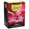 Dragon Shield – Standard Size Dual Matte Sleeves Fury – 100 Sleeves Ontketen de kracht van je deck met de Dragon Shield Dual Matte Fury Sleeves. Deze sleeves hebben een heldere voorkant en een gestructureerde matte Fury-achterkant, gecombineerd met een volledig zwarte binnenzijde die een stijlvolle omlijsting rond je kaarten creëert. De Dual Matte-serie is volledig ondoorzichtig, waardoor de sleeves ook geschikt zijn voor het spelen met dubbelzijdige kaarten. De gestructureerde matte achterkant zorgt voor uitstekende handling en soepel schudden tijdens het spelen. Iedere verpakking bevat 100 sleeves en wordt geleverd in een stevige kartonnen deckbox. Deze biedt ruimte aan 75+ single-sleeved kaarten of 65+ double-sleeved kaarten en is voorzien van een label bovenop de box voor personalisatie en eenvoudige organisatie van je decks. SPECIFICATIES Merk: Dragon Shield Serie: Dual Matte Formaat: Standard Size – 63 x 88 mm Inhoud: 100 sleeves Kleur: Fury Transparante voorkant Gestructureerde matte achterkant Zwarte binnenzijde voor een strakke omlijsting van de kaart Volledig ondoorzichtig Geschikt voor dubbelzijdige kaarten Ontworpen voor soepel schudden en uitstekende handling Inclusief stevige kartonnen deckbox Ruimte voor 75+ single-sleeved kaarten Ruimte voor 65+ double-sleeved kaarten Personaliseerbaar label bovenop de box Geschikt voor Magic: The Gathering, Pokémon TCG, Flesh and Blood, Digimon en andere Standard Size kaartspellen