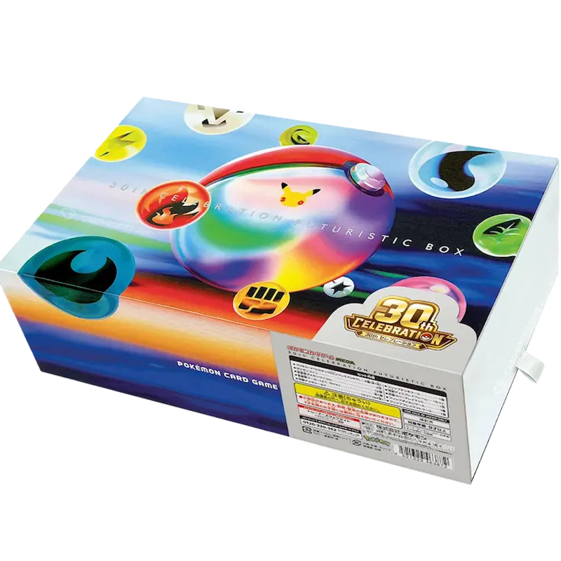 Pokémon TCG: 30th Celebration Futuristic Box (Japans) Vier 30 jaar Pokémon Trading Card Game met de exclusieve Pokémon TCG: 30th Celebration Futuristic Box (Japans). Deze premium jubileumuitgave verschijnt op 16 september 2026 en is één van de meest luxe producten uit de 30th Celebration-serie. Met exclusieve promo kaarten, hoogwaardige accessoires en een futuristisch ontwerp is deze box een absolute must-have voor iedere serieuze Pokémon-verzamelaar. De 30th Celebration-uitbreiding viert drie decennia Pokémon TCG en introduceert de gloednieuwe Futuristic Rare-rarity. Deze unieke kaarten zijn voorzien van opvallende, futuristische illustraties van de bekende Japanse kunstenaar YOSHIROTTEN, waarmee een compleet nieuwe stijl wordt toegevoegd aan het Pokémon Trading Card Game. Het hoogtepunt van deze box zijn de twee exclusieve Pikachu ex Futuristic Rare promo kaarten. Beide kaarten tonen Pikachu in een uniek "dag en nacht"-thema en zijn uitsluitend verkrijgbaar in deze speciale jubileumuitgave. Een waardevolle toevoeging aan iedere Pokémon-collectie. Naast de exclusieve promo's bevat de Futuristic Box diverse premium accessoires in de kenmerkende futuristische stijl van YOSHIROTTEN, waardoor deze uitgave niet alleen geschikt is om mee te spelen, maar ook om te verzamelen. Inhoud 2 exclusieve Pikachu ex Futuristic Rare promo kaarten Premium speelmat Deckbox Schadetellers en conditiemarkers Exclusieve Pokémon 30th Celebration accessoires Pokémon TCG producten (inhoud kan per fabrikant verschillen) Of je nu een fan bent van exclusieve Japanse releases, de nieuwe Futuristic Rare-kaarten wilt bemachtigen of op zoek bent naar één van de meest luxe producten van de 30th Celebration-serie, de Pokémon TCG: 30th Celebration Futuristic Box (Japans) mag niet ontbreken in jouw collectie.