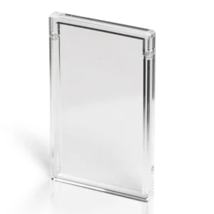 Premium Acrylic Display Stand – PSA Graded Card Geef jouw PSA Graded Card de presentatie die deze verdient met de Premium Acrylic Display Stand. Deze elegante display is speciaal ontworpen om één PSA-slab stijlvol te presenteren, terwijl alle aandacht volledig naar de kaart en het label gaat. De Premium-uitvoering heeft een slank en minimalistisch ontwerp dat perfect past in iedere vitrinekast, display of verzameling. Dankzij het kristalheldere premium acryl met museumkwaliteit lijkt de display vrijwel onzichtbaar, waardoor jouw PSA-slab optimaal tot zijn recht komt. De schuine positie zorgt bovendien voor een uitstekende leesbaarheid van zowel de kaart als het PSA-label. Specificaties Afmetingen: 9,5 × 1,5 × 15,4 cm Geschikt voor PSA Graded Cards Handgemaakt met een naadloze afwerking Zonder zichtbare schroeven voor een strakke, premium uitstraling Kristalhelder premium acryl met museumkwaliteit UV-bescherming om verkleuring door licht te helpen beperken Schuine presentatie voor optimale zichtbaarheid van de kaart en het label
