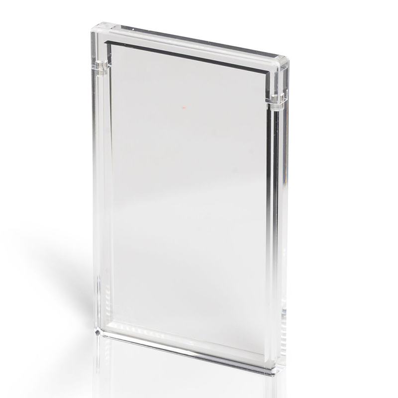 Premium Acrylic Display Stand – PSA Graded Card Geef jouw PSA Graded Card de presentatie die deze verdient met de Premium Acrylic Display Stand. Deze elegante display is speciaal ontworpen om één PSA-slab stijlvol te presenteren, terwijl alle aandacht volledig naar de kaart en het label gaat. De Premium-uitvoering heeft een slank en minimalistisch ontwerp dat perfect past in iedere vitrinekast, display of verzameling. Dankzij het kristalheldere premium acryl met museumkwaliteit lijkt de display vrijwel onzichtbaar, waardoor jouw PSA-slab optimaal tot zijn recht komt. De schuine positie zorgt bovendien voor een uitstekende leesbaarheid van zowel de kaart als het PSA-label. Specificaties Afmetingen: 9,5 × 1,5 × 15,4 cm Geschikt voor PSA Graded Cards Handgemaakt met een naadloze afwerking Zonder zichtbare schroeven voor een strakke, premium uitstraling Kristalhelder premium acryl met museumkwaliteit UV-bescherming om verkleuring door licht te helpen beperken Schuine presentatie voor optimale zichtbaarheid van de kaart en het label