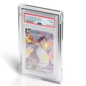 Premium Acrylic Display Stand – PSA Graded Card Geef jouw PSA Graded Card de presentatie die deze verdient met de Premium Acrylic Display Stand. Deze elegante display is speciaal ontworpen om één PSA-slab stijlvol te presenteren, terwijl alle aandacht volledig naar de kaart en het label gaat. De Premium-uitvoering heeft een slank en minimalistisch ontwerp dat perfect past in iedere vitrinekast, display of verzameling. Dankzij het kristalheldere premium acryl met museumkwaliteit lijkt de display vrijwel onzichtbaar, waardoor jouw PSA-slab optimaal tot zijn recht komt. De schuine positie zorgt bovendien voor een uitstekende leesbaarheid van zowel de kaart als het PSA-label. Specificaties Afmetingen: 9,5 × 1,5 × 15,4 cm Geschikt voor PSA Graded Cards Handgemaakt met een naadloze afwerking Zonder zichtbare schroeven voor een strakke, premium uitstraling Kristalhelder premium acryl met museumkwaliteit UV-bescherming om verkleuring door licht te helpen beperken Schuine presentatie voor optimale zichtbaarheid van de kaart en het label