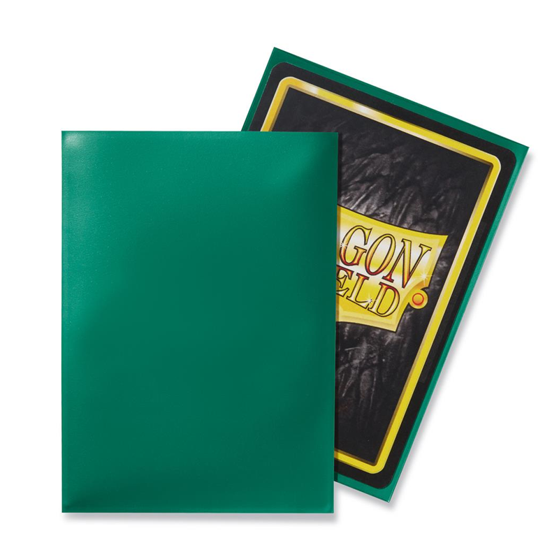 Dragon Shield – Standard Size Sleeves Green – 100 Sleeves Bescherm je kaarten tijdens het spelen, vervoeren en bewaren met Dragon Shield Standard Size Sleeves. Dragon Shield staat bekend om zijn stevige kwaliteit en betrouwbare bescherming, waardoor deze sleeves ideaal zijn voor zowel casual als competitief gebruik. De sleeves hebben een standaardformaat van 63 x 88 mm en zijn geschikt voor populaire Trading Card Games zoals Magic: The Gathering, Pokémon TCG en Lord of the Rings TCG. Iedere box bevat 100 groene sleeves en is voorzien van een printed label waarmee je eenvoudig je favoriete deck kunt labelen. SPECIFICATIES Merk: Dragon Shield Formaat: Standard Size – 63 x 88 mm Inhoud: 100 sleeves Kleur: Groen PVC-vrij Geschikt voor Magic: The Gathering, Pokémon TCG, Lord of the Rings TCG en andere Standard Size kaarten Inclusief printed label voor het labelen van je deck Geschikt voor spelen, vervoeren en bewaren