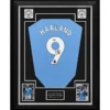 Erling Braut Haaland – Gesigneerd Manchester City Shirt | Professioneel Ingelijst & Gecertificeerd Een exclusief verzamelstuk van één van de meest dominante spitsen van het moderne voetbal: Erling Braut Haaland. Dit Manchester City-shirt is persoonlijk gesigneerd door Erling Haaland en professioneel verwerkt in een luxe memorabilia-display. Een indrukwekkend collectors item dat de kracht, doelgerichtheid en ongekende prestaties van de Noorse topspits perfect weerspiegelt. Een doelpuntenmachine van wereldklasse Erling Braut Haaland heeft zich in recordtempo ontwikkeld tot één van de meest gevreesde aanvallers ter wereld. Met zijn uitzonderlijke fysieke kracht, snelheid en fenomenale scorend vermogen brak hij direct na zijn komst naar Manchester City talloze records. Tijdens zijn periode bij Manchester City groeide Haaland uit tot één van de absolute sterren van de Premier League en speelde hij een sleutelrol in het winnen van onder andere de Premier League, de FA Cup en de UEFA Champions League. Zijn prestaties hebben hem een vaste plaats bezorgd tussen de grootste spitsen van zijn generatie. Dit gesigneerde Manchester City-shirt is een eerbetoon aan een speler die het moderne voetbal blijft domineren. Gesigneerd & gecertificeerd Het shirt is persoonlijk gesigneerd door Erling Braut Haaland en wordt geleverd met een certificaat van echtheid. Daarnaast is het professioneel ingelijst met hoogwaardige materialen om het shirt optimaal te presenteren én te beschermen. Hierdoor is het direct klaar om een prominente plaats te krijgen in een collectie, kantoor, mancave of andere bijzondere ruimte. Productkenmerken: Manchester City voetbalshirt Persoonlijk gesigneerd door Erling Braut Haaland Inclusief certificaat van echtheid Professioneel en luxe ingelijst Premium voetbalmemorabilia Exclusief display- en verzamelobject Direct klaar om tentoongesteld te worden Een premium collectors item Gesigneerde memorabilia van Erling Braut Haaland behoren tot de meest gewilde verzamelobjecten binnen het moderne voetbal. Dit professioneel ingelijste Manchester City-shirt combineert exclusiviteit, authenticiteit en een luxe presentatie in één indrukwekkend display. Een premium verzamelstuk voor liefhebbers van Erling Braut Haaland, Manchester City en exclusieve voetbalmemorabilia. Een doelpuntenmachine. Een iconische handtekening. Een blikvanger voor iedere voetbalcollectie.