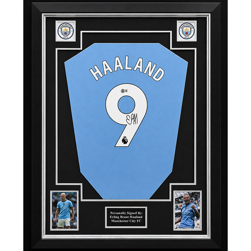 Erling Braut Haaland – Gesigneerd Manchester City Shirt | Professioneel Ingelijst & Gecertificeerd Een exclusief verzamelstuk van één van de meest dominante spitsen van het moderne voetbal: Erling Braut Haaland. Dit Manchester City-shirt is persoonlijk gesigneerd door Erling Haaland en professioneel verwerkt in een luxe memorabilia-display. Een indrukwekkend collectors item dat de kracht, doelgerichtheid en ongekende prestaties van de Noorse topspits perfect weerspiegelt. Een doelpuntenmachine van wereldklasse Erling Braut Haaland heeft zich in recordtempo ontwikkeld tot één van de meest gevreesde aanvallers ter wereld. Met zijn uitzonderlijke fysieke kracht, snelheid en fenomenale scorend vermogen brak hij direct na zijn komst naar Manchester City talloze records. Tijdens zijn periode bij Manchester City groeide Haaland uit tot één van de absolute sterren van de Premier League en speelde hij een sleutelrol in het winnen van onder andere de Premier League, de FA Cup en de UEFA Champions League. Zijn prestaties hebben hem een vaste plaats bezorgd tussen de grootste spitsen van zijn generatie. Dit gesigneerde Manchester City-shirt is een eerbetoon aan een speler die het moderne voetbal blijft domineren. Gesigneerd & gecertificeerd Het shirt is persoonlijk gesigneerd door Erling Braut Haaland en wordt geleverd met een certificaat van echtheid. Daarnaast is het professioneel ingelijst met hoogwaardige materialen om het shirt optimaal te presenteren én te beschermen. Hierdoor is het direct klaar om een prominente plaats te krijgen in een collectie, kantoor, mancave of andere bijzondere ruimte. Productkenmerken: Manchester City voetbalshirt Persoonlijk gesigneerd door Erling Braut Haaland Inclusief certificaat van echtheid Professioneel en luxe ingelijst Premium voetbalmemorabilia Exclusief display- en verzamelobject Direct klaar om tentoongesteld te worden Een premium collectors item Gesigneerde memorabilia van Erling Braut Haaland behoren tot de meest gewilde verzamelobjecten binnen het moderne voetbal. Dit professioneel ingelijste Manchester City-shirt combineert exclusiviteit, authenticiteit en een luxe presentatie in één indrukwekkend display. Een premium verzamelstuk voor liefhebbers van Erling Braut Haaland, Manchester City en exclusieve voetbalmemorabilia. Een doelpuntenmachine. Een iconische handtekening. Een blikvanger voor iedere voetbalcollectie.