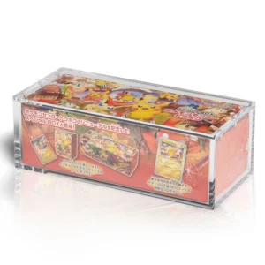 Premium Acrylic Case – Pokémon Center Special Box (Tohoku, Fukuoka & Hiroshima) Bescherm en presenteer jouw Pokémon Center Special Box met deze hoogwaardige Premium Acrylic Case. De case is speciaal ontworpen voor de exclusieve Tohoku, Fukuoka en Hiroshima Pokémon Center-boxen en biedt optimale bescherming tegen stof, krassen en dagelijkse slijtage, terwijl de originele verpakking volledig zichtbaar blijft. Deze bijzondere boxen zijn uitgebracht ter gelegenheid van de (her)opening van verschillende Pokémon Centers in Japan en waren buiten Japan slechts zeer beperkt verkrijgbaar. Hierdoor zijn ze uitgegroeid tot gewilde verzamelobjecten die veel verzamelaars het liefst sealed bewaren. Met deze Premium Acrylic Case blijft jouw Special Box uitstekend beschermd én krijgt deze een luxe display-uitstraling die perfect past in iedere collectie. Specificaties Afmetingen: 26,6 × 9,2 × 11,8 cm Speciaal ontworpen voor de Pokémon Center Special Boxes: Tohoku, Fukuoka & Hiroshima Kristalhelder premium acryl voor een luxe presentatie Hoogwaardige UV-bescherming om verkleuring door licht te helpen beperken Voorzien van krachtige Collector Grade N52-magneten voor een veilige en stevige sluiting