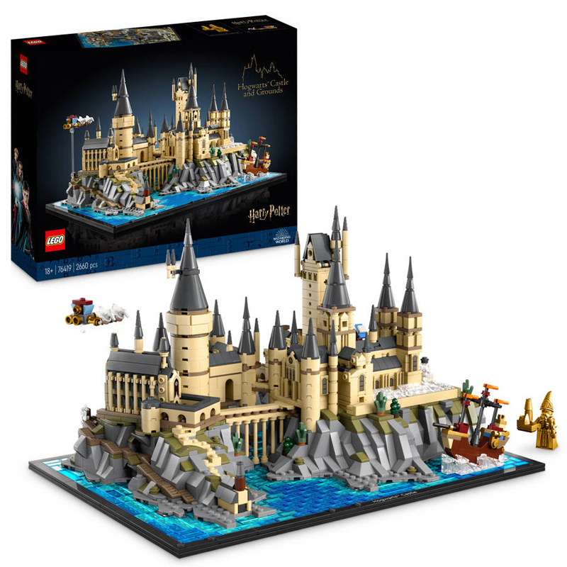 LEGO Harry Potter – Kasteel Zweinstein en Terrein 76419 Breng de magie van de Tovenaarswereld tot leven met het indrukwekkende LEGO Harry Potter Kasteel Zweinstein en Terrein. Dit uitgebreide displaymodel laat je het iconische kasteel en de omliggende gebieden steen voor steen nabouwen, compleet met talloze herkenbare locaties uit de Harry Potter-films. Bouw onder andere de Hoofdtoren, Astronomietoren, Grote Zaal, het Boothuis, de binnenplaatsen, kassen, bruggen en paden. Ook het rotsachtige landschap rondom Zweinstein en het Zwarte Meer zijn tot in detail verwerkt in het model. Binnen het kasteel zijn verschillende bekende locaties te ontdekken, waaronder de Geheime Kamer, Kamer van de Gevleugelde Sleutels, Toverdrankenkamer en Schaakbordkamer. Daarnaast bevat de set diverse iconische verwijzingen naar de films, zoals het schip van Klammfels, de koets van Beauxbatons en de Ford Anglia in de Beukwilg. Met maar liefst 2660 onderdelen vormt Kasteel Zweinstein na het bouwen een indrukwekkende blikvanger voor iedere Harry Potter- en LEGO-collectie. Het model wordt compleet gemaakt met een goudkleurige figuur van de architect van Zweinstein en een stijlvol naamplaatje. Productkenmerken Onderdeel van de LEGO Harry Potter collectie Gedetailleerd displaymodel van Kasteel Zweinstein en het omliggende terrein Met de Hoofdtoren, Astronomietoren, Grote Zaal en het Boothuis Inclusief binnenplaatsen, kassen, bruggen en het Zwarte Meer Bouw de Geheime Kamer, Kamer van de Gevleugelde Sleutels, Toverdrankenkamer en Schaakbordkamer Inclusief het schip van Klammfels Inclusief de koets van Beauxbatons met gevleugelde paarden Inclusief de Ford Anglia in de Beukwilg Goudkleurige figuur van de architect van Zweinstein Inclusief Kasteel Zweinstein-naamplaatje Ondersteuning via de LEGO Builder app Specificaties LEGO-nummer: 76419 Aantal onderdelen: 2660 Afmetingen: ca. 21 cm hoog × 35 cm breed × 25 cm diep Serie: LEGO Harry Potter