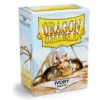 # Dragon Shield – Standard Size Matte Sleeves Ivory – 100 Sleeves Bescherm je kaarten met **Dragon Shield Matte Sleeves**. Deze stevige sleeves combineren betrouwbare bescherming met een **matte ivoorkleurige achterkant**, ideaal voor zowel casual als competitief gebruik. De sleeves hebben een standaardformaat van **63 x 88 mm** en zijn PVC-vrij. Ze zijn geschikt voor populaire Trading Card Games zoals **Magic: The Gathering, Pokémon TCG en Lord of the Rings TCG**. Iedere box bevat **100 sleeves** en is voorzien van een printed label waarop je eenvoudig de naam van je favoriete deck kunt noteren. ### SPECIFICATIES * Merk: Dragon Shield * Serie: Matte * Formaat: Standard Size – 63 x 88 mm * Inhoud: 100 sleeves * Kleur: Ivoor (Ivory) * Matte achterkant * PVC-vrij * Geschikt voor Magic: The Gathering, Pokémon TCG, Lord of the Rings TCG en andere Standard Size kaartspellen * Inclusief printed label voor het labelen van je deck * Geschikt voor spelen, vervoeren en bewaren