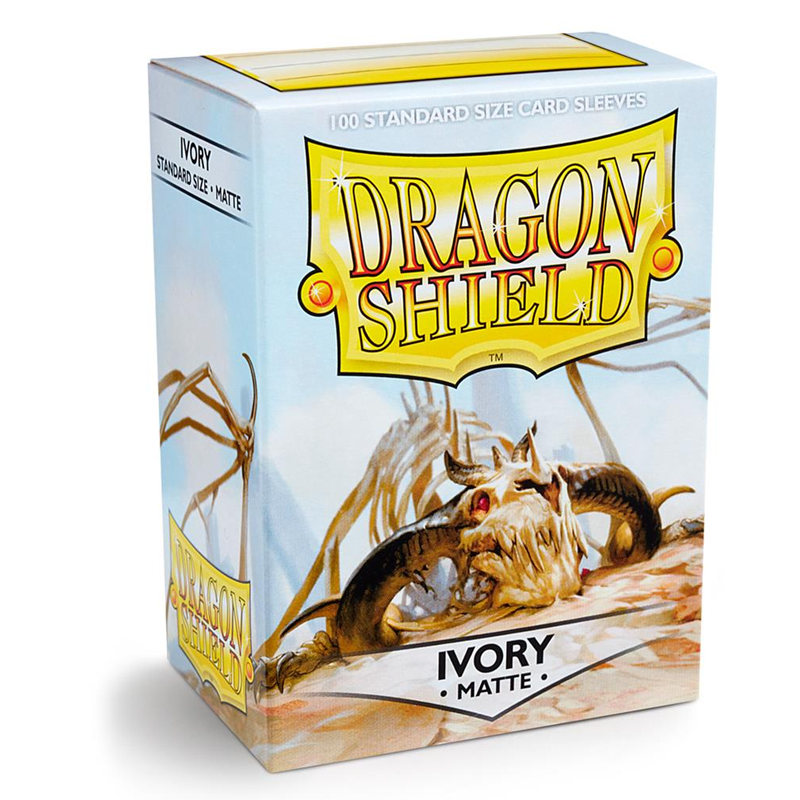 # Dragon Shield – Standard Size Matte Sleeves Ivory – 100 Sleeves Bescherm je kaarten met **Dragon Shield Matte Sleeves**. Deze stevige sleeves combineren betrouwbare bescherming met een **matte ivoorkleurige achterkant**, ideaal voor zowel casual als competitief gebruik. De sleeves hebben een standaardformaat van **63 x 88 mm** en zijn PVC-vrij. Ze zijn geschikt voor populaire Trading Card Games zoals **Magic: The Gathering, Pokémon TCG en Lord of the Rings TCG**. Iedere box bevat **100 sleeves** en is voorzien van een printed label waarop je eenvoudig de naam van je favoriete deck kunt noteren. ### SPECIFICATIES * Merk: Dragon Shield * Serie: Matte * Formaat: Standard Size – 63 x 88 mm * Inhoud: 100 sleeves * Kleur: Ivoor (Ivory) * Matte achterkant * PVC-vrij * Geschikt voor Magic: The Gathering, Pokémon TCG, Lord of the Rings TCG en andere Standard Size kaartspellen * Inclusief printed label voor het labelen van je deck * Geschikt voor spelen, vervoeren en bewaren