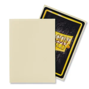 # Dragon Shield – Standard Size Matte Sleeves Ivory – 100 Sleeves Bescherm je kaarten met **Dragon Shield Matte Sleeves**. Deze stevige sleeves combineren betrouwbare bescherming met een **matte ivoorkleurige achterkant**, ideaal voor zowel casual als competitief gebruik. De sleeves hebben een standaardformaat van **63 x 88 mm** en zijn PVC-vrij. Ze zijn geschikt voor populaire Trading Card Games zoals **Magic: The Gathering, Pokémon TCG en Lord of the Rings TCG**. Iedere box bevat **100 sleeves** en is voorzien van een printed label waarop je eenvoudig de naam van je favoriete deck kunt noteren. ### SPECIFICATIES * Merk: Dragon Shield * Serie: Matte * Formaat: Standard Size – 63 x 88 mm * Inhoud: 100 sleeves * Kleur: Ivoor (Ivory) * Matte achterkant * PVC-vrij * Geschikt voor Magic: The Gathering, Pokémon TCG, Lord of the Rings TCG en andere Standard Size kaartspellen * Inclusief printed label voor het labelen van je deck * Geschikt voor spelen, vervoeren en bewaren