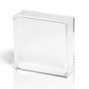 Premium Acrylic Case – Pokémon Japanse Booster Box Bescherm en presenteer jouw sealed Pokémon Japanse Booster Box met deze hoogwaardige Premium Acrylic Case. De case is speciaal ontworpen voor reguliere Japanse Pokémon Booster Boxes en biedt optimale bescherming tegen stof, krassen en dagelijkse slijtage, terwijl de originele verpakking volledig zichtbaar blijft. Japanse Pokémon Booster Boxes zijn al jarenlang enorm populair onder verzamelaars. Dankzij het compacte formaat, de hoogwaardige afwerking en de vaak exclusieve Japanse releases vormen ze een waardevolle toevoeging aan iedere sealed collectie. Met deze Premium Acrylic Case blijft jouw booster box uitstekend beschermd én krijgt deze een luxe display-uitstraling. Specificaties Afmetingen: 15,6 × 5,0 × 15,5 cm Speciaal ontworpen voor een reguliere Pokémon Japanse Booster Box Kristalhelder premium acryl voor een luxe presentatie Hoogwaardige UV-bescherming om verkleuring door licht te helpen beperken Voorzien van krachtige Collector Grade N52-magneten voor een veilige en stevige sluiting