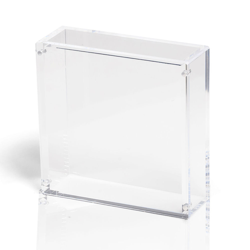 Premium Acrylic Case – Pokémon Japanse Booster Box Bescherm en presenteer jouw sealed Pokémon Japanse Booster Box met deze hoogwaardige Premium Acrylic Case. De case is speciaal ontworpen voor reguliere Japanse Pokémon Booster Boxes en biedt optimale bescherming tegen stof, krassen en dagelijkse slijtage, terwijl de originele verpakking volledig zichtbaar blijft. Japanse Pokémon Booster Boxes zijn al jarenlang enorm populair onder verzamelaars. Dankzij het compacte formaat, de hoogwaardige afwerking en de vaak exclusieve Japanse releases vormen ze een waardevolle toevoeging aan iedere sealed collectie. Met deze Premium Acrylic Case blijft jouw booster box uitstekend beschermd én krijgt deze een luxe display-uitstraling. Specificaties Afmetingen: 15,6 × 5,0 × 15,5 cm Speciaal ontworpen voor een reguliere Pokémon Japanse Booster Box Kristalhelder premium acryl voor een luxe presentatie Hoogwaardige UV-bescherming om verkleuring door licht te helpen beperken Voorzien van krachtige Collector Grade N52-magneten voor een veilige en stevige sluiting