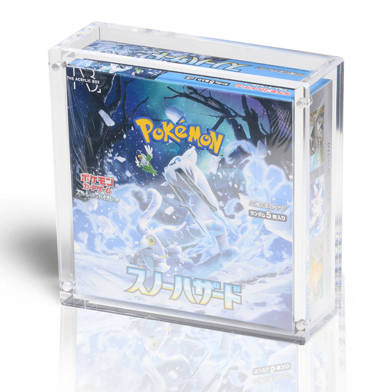 Premium Acrylic Case – Pokémon Japanse Booster Box Bescherm en presenteer jouw sealed Pokémon Japanse Booster Box met deze hoogwaardige Premium Acrylic Case. De case is speciaal ontworpen voor reguliere Japanse Pokémon Booster Boxes en biedt optimale bescherming tegen stof, krassen en dagelijkse slijtage, terwijl de originele verpakking volledig zichtbaar blijft. Japanse Pokémon Booster Boxes zijn al jarenlang enorm populair onder verzamelaars. Dankzij het compacte formaat, de hoogwaardige afwerking en de vaak exclusieve Japanse releases vormen ze een waardevolle toevoeging aan iedere sealed collectie. Met deze Premium Acrylic Case blijft jouw booster box uitstekend beschermd én krijgt deze een luxe display-uitstraling. Specificaties Afmetingen: 15,6 × 5,0 × 15,5 cm Speciaal ontworpen voor een reguliere Pokémon Japanse Booster Box Kristalhelder premium acryl voor een luxe presentatie Hoogwaardige UV-bescherming om verkleuring door licht te helpen beperken Voorzien van krachtige Collector Grade N52-magneten voor een veilige en stevige sluiting