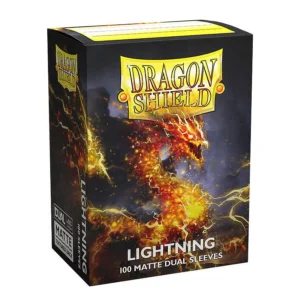 Dragon Shield – Standard Size Dual Matte Sleeves Lightning (Ailia) – 100 Sleeves Geef je deck een krachtige uitstraling met de Dragon Shield Dual Matte Lightning (Ailia) Sleeves. Deze sleeves combineren een opvallende Lightning-achterkant met een volledig zwarte binnenzijde, waardoor iedere kaart wordt omlijst met een stijlvolle zwarte rand. De Dual Matte-serie is volledig ondoorzichtig, waardoor de sleeves veilig gebruikt kunnen worden met dubbelzijdige kaarten. De matte, gestructureerde afwerking zorgt daarnaast voor uitstekende handling en soepel schudden tijdens het spelen. Iedere verpakking bevat 100 sleeves en wordt geleverd in een stevige kartonnen deckbox. Deze biedt ruimte aan 75+ single-sleeved kaarten of 65+ double-sleeved kaarten en is voorzien van een label bovenop de box voor personalisatie. SPECIFICATIES Merk: Dragon Shield Serie: Dual Matte Formaat: Standard Size – 63 x 88 mm Inhoud: 100 sleeves Kleur: Lightning (Ailia) Zwarte binnenzijde voor een strakke omlijsting van de kaart Volledig ondoorzichtig Geschikt voor dubbelzijdige kaarten Matte, gestructureerde afwerking Ontworpen voor soepel schudden en uitstekende handling Inclusief stevige kartonnen deckbox Ruimte voor 75+ single-sleeved kaarten Ruimte voor 65+ double-sleeved kaarten Personaliseerbaar label bovenop de box Geschikt voor Standard Size Trading Card Games