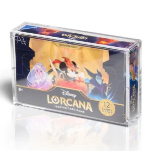 Premium Acrylic Case – Disney Lorcana Booster Box Bescherm en presenteer jouw sealed Disney Lorcana Booster Box met deze hoogwaardige Premium Acrylic Case. De case is speciaal ontworpen om jouw booster box optimaal te beschermen tegen stof, krassen en dagelijkse slijtage, terwijl de originele verpakking volledig zichtbaar blijft. Disney Lorcana heeft zich sinds de introductie razendsnel ontwikkeld tot een van de populairste Trading Card Games ter wereld. De prachtige Disney-illustraties en de kwetsbare kartonnen verpakking maken een goede bescherming essentieel voor iedere sealed verzamelaar. Met deze Premium Acrylic Case blijft jouw Lorcana Booster Box uitstekend beschermd én krijgt deze een luxe display-uitstraling die perfect past in iedere collectie. Specificaties Afmetingen: 21 × 13 × 4,5 cm Speciaal ontworpen voor een Disney Lorcana Booster Box Beschermt tegen stoten, krassen, stof en dagelijkse slijtage Kristalhelder premium acryl voor een luxe presentatie Voorzien van krachtige Collector Grade N52-magneten voor een veilige en stevige sluiting