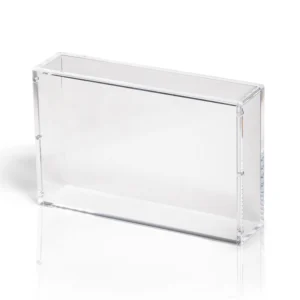 Premium Acrylic Case – Disney Lorcana Booster Box Bescherm en presenteer jouw sealed Disney Lorcana Booster Box met deze hoogwaardige Premium Acrylic Case. De case is speciaal ontworpen om jouw booster box optimaal te beschermen tegen stof, krassen en dagelijkse slijtage, terwijl de originele verpakking volledig zichtbaar blijft. Disney Lorcana heeft zich sinds de introductie razendsnel ontwikkeld tot een van de populairste Trading Card Games ter wereld. De prachtige Disney-illustraties en de kwetsbare kartonnen verpakking maken een goede bescherming essentieel voor iedere sealed verzamelaar. Met deze Premium Acrylic Case blijft jouw Lorcana Booster Box uitstekend beschermd én krijgt deze een luxe display-uitstraling die perfect past in iedere collectie. Specificaties Afmetingen: 21 × 13 × 4,5 cm Speciaal ontworpen voor een Disney Lorcana Booster Box Beschermt tegen stoten, krassen, stof en dagelijkse slijtage Kristalhelder premium acryl voor een luxe presentatie Voorzien van krachtige Collector Grade N52-magneten voor een veilige en stevige sluiting
