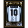 Diego Maradona – Gesigneerd Argentinië Shirt | Professioneel Ingelijst & Gecertificeerd Een exclusief verzamelstuk van één van de grootste voetbaliconen aller tijden: Diego Maradona. Dit Argentinië-shirt is persoonlijk gesigneerd door Diego Maradona en professioneel verwerkt in een luxe memorabilia-display. Een indrukwekkend collectors item dat de magie, passie en nalatenschap van een speler viert die het voetbal voorgoed heeft veranderd. Een eeuwige voetballegende Diego Maradona wordt wereldwijd beschouwd als één van de grootste voetballers uit de geschiedenis. Met zijn ongeëvenaarde techniek, creativiteit en leiderschap groeide hij uit tot een nationaal icoon en een inspiratiebron voor miljoenen voetbalfans. In het iconische lichtblauwe shirt van Argentinië beleefde Maradona de meest memorabele momenten uit zijn carrière. Zijn prestaties op het hoogste internationale niveau maakten hem tot een legende en zorgden ervoor dat zijn naam voor altijd verbonden blijft met de rijke voetbalgeschiedenis van Argentinië. Dit gesigneerde Argentinië-shirt is een bijzonder eerbetoon aan één van de meest invloedrijke spelers die de sport ooit heeft gekend. Gesigneerd & gecertificeerd Het shirt is persoonlijk gesigneerd door Diego Maradona en wordt geleverd met een certificaat van echtheid. Daarnaast is het professioneel ingelijst met hoogwaardige materialen om het shirt optimaal te presenteren én te beschermen. Hierdoor is het direct klaar om een prominente plaats te krijgen in een collectie, kantoor, mancave of andere bijzondere ruimte. Productkenmerken: Argentinië voetbalshirt Persoonlijk gesigneerd door Diego Maradona Inclusief certificaat van echtheid Professioneel en luxe ingelijst Premium voetbalmemorabilia Exclusief display- en verzamelobject Direct klaar om tentoongesteld te worden Een tijdloos collectors item Gesigneerde memorabilia van Diego Maradona behoren tot de meest iconische en gewilde verzamelobjecten binnen de voetbalwereld. Dit professioneel ingelijste Argentinië-shirt combineert authenticiteit, exclusiviteit en een luxe presentatie in één indrukwekkend display. Een premium verzamelstuk voor liefhebbers van Diego Maradona, Argentinië en exclusieve voetbalmemorabilia. Een voetbalicoon. Een legendarische handtekening. Een tijdloos stuk voetbalgeschiedenis.