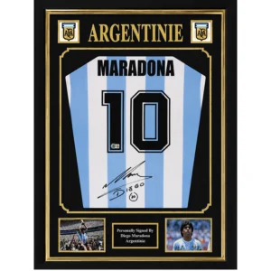 Diego Maradona – Gesigneerd Argentinië Shirt | Professioneel Ingelijst & Gecertificeerd Een exclusief verzamelstuk van één van de grootste voetbaliconen aller tijden: Diego Maradona. Dit Argentinië-shirt is persoonlijk gesigneerd door Diego Maradona en professioneel verwerkt in een luxe memorabilia-display. Een indrukwekkend collectors item dat de magie, passie en nalatenschap van een speler viert die het voetbal voorgoed heeft veranderd. Een eeuwige voetballegende Diego Maradona wordt wereldwijd beschouwd als één van de grootste voetballers uit de geschiedenis. Met zijn ongeëvenaarde techniek, creativiteit en leiderschap groeide hij uit tot een nationaal icoon en een inspiratiebron voor miljoenen voetbalfans. In het iconische lichtblauwe shirt van Argentinië beleefde Maradona de meest memorabele momenten uit zijn carrière. Zijn prestaties op het hoogste internationale niveau maakten hem tot een legende en zorgden ervoor dat zijn naam voor altijd verbonden blijft met de rijke voetbalgeschiedenis van Argentinië. Dit gesigneerde Argentinië-shirt is een bijzonder eerbetoon aan één van de meest invloedrijke spelers die de sport ooit heeft gekend. Gesigneerd & gecertificeerd Het shirt is persoonlijk gesigneerd door Diego Maradona en wordt geleverd met een certificaat van echtheid. Daarnaast is het professioneel ingelijst met hoogwaardige materialen om het shirt optimaal te presenteren én te beschermen. Hierdoor is het direct klaar om een prominente plaats te krijgen in een collectie, kantoor, mancave of andere bijzondere ruimte. Productkenmerken: Argentinië voetbalshirt Persoonlijk gesigneerd door Diego Maradona Inclusief certificaat van echtheid Professioneel en luxe ingelijst Premium voetbalmemorabilia Exclusief display- en verzamelobject Direct klaar om tentoongesteld te worden Een tijdloos collectors item Gesigneerde memorabilia van Diego Maradona behoren tot de meest iconische en gewilde verzamelobjecten binnen de voetbalwereld. Dit professioneel ingelijste Argentinië-shirt combineert authenticiteit, exclusiviteit en een luxe presentatie in één indrukwekkend display. Een premium verzamelstuk voor liefhebbers van Diego Maradona, Argentinië en exclusieve voetbalmemorabilia. Een voetbalicoon. Een legendarische handtekening. Een tijdloos stuk voetbalgeschiedenis.
