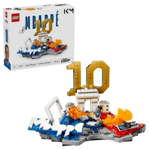 LEGO Editions – Kylian Mbappé Voetbalhoogtepunten 43013 Breng een eerbetoon aan de Franse voetbalster Kylian Mbappé met de LEGO Editions Kylian Mbappé Voetbalhoogtepunten bouwset. Bouw een kleurrijk display vol herkenbare details en verwijzingen naar zijn carrière bij het Franse nationale elftal. De basis van het model is vormgegeven rondom de initiaal van Mbappé en uitgevoerd in de herkenbare kleuren van Frankrijk. Het grote nummer 10, zijn rugnummer bij het Franse nationale team, krijgt een prominente plek in het ontwerp. De set bevat daarnaast een Kylian Mbappé LEGO minifiguur in scorende pose en een speciaal verzamelplaatje met zijn handtekening en spelersstatistieken. Verschillende kleinere details en verwijzingen naar zijn achtergrond en voetbalcarrière maken het display compleet. Met 490 onderdelen en een breedte van ongeveer 24 cm vormt het eindresultaat een opvallende toevoeging aan iedere LEGO- en voetbalcollectie. Productkenmerken Officiële LEGO Editions Kylian Mbappé bouwset Eerbetoon aan voetbalster Kylian Mbappé Displaybasis geïnspireerd op de initiaal van Mbappé Uitgevoerd in de kleuren van het Franse nationale elftal Prominent nummer 10 Inclusief Kylian Mbappé LEGO minifiguur Minifiguur uitgevoerd in een scorende pose Inclusief verzamelplaatje met handtekening en spelersstatistieken Verschillende verwijzingen naar zijn achtergrond en voetbalcarrière Ideaal als displaymodel voor iedere LEGO- en voetbalcollectie Ondersteuning via de LEGO Builder app met interactieve 3D-instructies Specificaties LEGO-nummer: 43013 Aantal onderdelen: 490 Afmetingen: ca. 13 cm hoog × 24 cm breed × 15 cm diep Serie: LEGO Editions