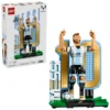 LEGO Editions – Lionel Messi Voetballegende 43015 Breng een eerbetoon aan een van de grootste voetballers aller tijden met de LEGO Editions Lionel Messi Voetballegende. Bouw het voetbalicoon steen voor steen en kies uit twee verschillende poses om Messi op jouw favoriete manier te presenteren. Bouw Messi in zijn herkenbare overwinningspose, waarbij hij na een doelpunt met beide handen naar de hemel wijst, of kies voor de dynamische voetbalhouding waarin hij met de bal aan zijn voeten over het veld dribbelt. Zo kun je zelf bepalen welke versie het beste in jouw collectie past. De set zit vol herkenbare details rondom de carrière van Lionel Messi. Het display bevat een groot nummer 10, de letters MESSI, een bedrukt naamplaatje en een speciaal voetbalelement. Na het bouwen vormt het geheel een opvallende blikvanger voor iedere LEGO- en voetbalcollectie. Met 958 onderdelen en een hoogte van ongeveer 27 cm in de overwinningspose is dit een unieke LEGO-set voor iedere fan van Lionel Messi en de voetbalwereld. Productkenmerken Officiële LEGO Editions Lionel Messi bouwset Bouw voetballegende Lionel Messi Keuze uit 2 verschillende displayposes Iconische overwinningspose waarbij Messi naar de hemel wijst Dynamische pose waarin Messi met de bal dribbelt Inclusief groot nummer 10 Inclusief de letters MESSI Inclusief bedrukt naamplaatje Inclusief speciaal voetbalelement Ideaal als displaymodel voor iedere LEGO- en voetbalcollectie Ondersteuning via de LEGO Builder app met interactieve 3D-instructies Specificaties LEGO-nummer: 43015 Aantal onderdelen: 958 Afmetingen in overwinningspose: ca. 27 cm hoog × 21 cm breed × 14 cm diep Serie: LEGO Editions