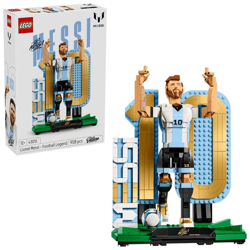 LEGO Editions – Lionel Messi Voetballegende 43015 Breng een eerbetoon aan een van de grootste voetballers aller tijden met de LEGO Editions Lionel Messi Voetballegende. Bouw het voetbalicoon steen voor steen en kies uit twee verschillende poses om Messi op jouw favoriete manier te presenteren. Bouw Messi in zijn herkenbare overwinningspose, waarbij hij na een doelpunt met beide handen naar de hemel wijst, of kies voor de dynamische voetbalhouding waarin hij met de bal aan zijn voeten over het veld dribbelt. Zo kun je zelf bepalen welke versie het beste in jouw collectie past. De set zit vol herkenbare details rondom de carrière van Lionel Messi. Het display bevat een groot nummer 10, de letters MESSI, een bedrukt naamplaatje en een speciaal voetbalelement. Na het bouwen vormt het geheel een opvallende blikvanger voor iedere LEGO- en voetbalcollectie. Met 958 onderdelen en een hoogte van ongeveer 27 cm in de overwinningspose is dit een unieke LEGO-set voor iedere fan van Lionel Messi en de voetbalwereld. Productkenmerken Officiële LEGO Editions Lionel Messi bouwset Bouw voetballegende Lionel Messi Keuze uit 2 verschillende displayposes Iconische overwinningspose waarbij Messi naar de hemel wijst Dynamische pose waarin Messi met de bal dribbelt Inclusief groot nummer 10 Inclusief de letters MESSI Inclusief bedrukt naamplaatje Inclusief speciaal voetbalelement Ideaal als displaymodel voor iedere LEGO- en voetbalcollectie Ondersteuning via de LEGO Builder app met interactieve 3D-instructies Specificaties LEGO-nummer: 43015 Aantal onderdelen: 958 Afmetingen in overwinningspose: ca. 27 cm hoog × 21 cm breed × 14 cm diep Serie: LEGO Editions
