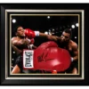 Mike Tyson – Gesigneerde Everlast Bokshandschoen | “Iron Mike” | Professioneel Ingelijst