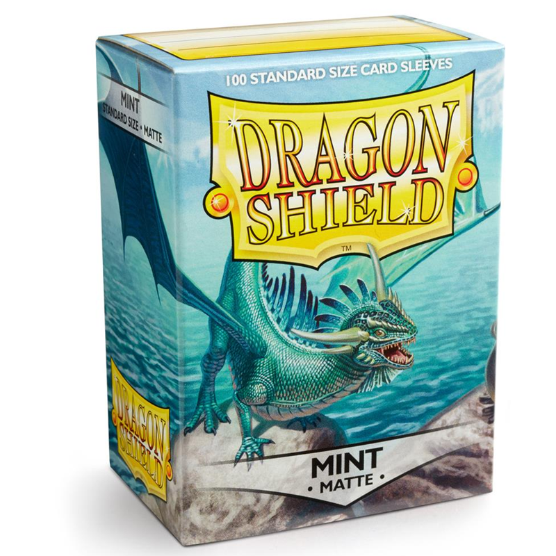 Dragon Shield – Standard Size Matte Sleeves Mint – 100 Sleeves Bescherm je kaarten met Dragon Shield Matte Sleeves. Deze stevige sleeves combineren betrouwbare bescherming met een matte mintkleurige achterkant, ideaal voor zowel casual als competitief gebruik. De sleeves hebben een standaardformaat van 63 x 88 mm en zijn PVC-vrij. Ze zijn geschikt voor populaire Trading Card Games zoals Magic: The Gathering, Pokémon TCG en Lord of the Rings TCG. Iedere box bevat 100 sleeves en is voorzien van een printed label waarop je eenvoudig de naam van je favoriete deck kunt noteren. SPECIFICATIES Merk: Dragon Shield Serie: Matte Formaat: Standard Size – 63 x 88 mm Inhoud: 100 sleeves Kleur: Mint Matte achterkant PVC-vrij Geschikt voor Magic: The Gathering, Pokémon TCG, Lord of the Rings TCG en andere Standard Size kaartspellen Inclusief printed label voor het labelen van je deck Geschikt voor spelen, vervoeren en bewaren