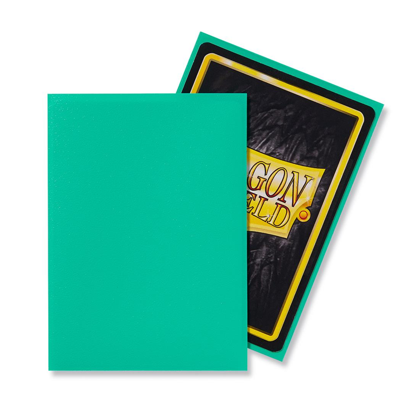 Dragon Shield – Standard Size Matte Sleeves Mint – 100 Sleeves Bescherm je kaarten met Dragon Shield Matte Sleeves. Deze stevige sleeves combineren betrouwbare bescherming met een matte mintkleurige achterkant, ideaal voor zowel casual als competitief gebruik. De sleeves hebben een standaardformaat van 63 x 88 mm en zijn PVC-vrij. Ze zijn geschikt voor populaire Trading Card Games zoals Magic: The Gathering, Pokémon TCG en Lord of the Rings TCG. Iedere box bevat 100 sleeves en is voorzien van een printed label waarop je eenvoudig de naam van je favoriete deck kunt noteren. SPECIFICATIES Merk: Dragon Shield Serie: Matte Formaat: Standard Size – 63 x 88 mm Inhoud: 100 sleeves Kleur: Mint Matte achterkant PVC-vrij Geschikt voor Magic: The Gathering, Pokémon TCG, Lord of the Rings TCG en andere Standard Size kaartspellen Inclusief printed label voor het labelen van je deck Geschikt voor spelen, vervoeren en bewaren