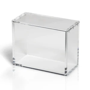 Premium Acrylic Case – One Piece Booster Box (OP-04 en nieuwer) Bescherm en presenteer jouw sealed One Piece Booster Box met deze hoogwaardige Premium Acrylic Case. Deze case is speciaal ontworpen voor One Piece Booster Boxes vanaf OP-04 en biedt optimale bescherming tegen stof, krassen en dagelijkse slijtage, terwijl de originele verpakking volledig zichtbaar blijft. One Piece heeft zich razendsnel ontwikkeld tot een van de populairste Trading Card Games ter wereld. Hierdoor zijn sealed boosterboxen steeds gewilder onder verzamelaars. Met deze Premium Acrylic Case blijft jouw booster box niet alleen uitstekend beschermd, maar krijgt deze ook een luxe display-uitstraling die perfect past in iedere collectie. Specificaties Afmetingen: 16,6 × 7,8 × 13 cm Speciaal ontworpen voor One Piece Booster Boxes vanaf OP-04 Kristalhelder premium acryl voor een luxe presentatie Hoogwaardige UV-bescherming om verkleuring door licht te helpen beperken Voorzien van krachtige Collector Grade N52-magneten voor een veilige en stevige sluiting
