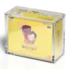 Premium Acrylic Case – One Piece Booster Box (OP-04 en nieuwer) Bescherm en presenteer jouw sealed One Piece Booster Box met deze hoogwaardige Premium Acrylic Case. Deze case is speciaal ontworpen voor One Piece Booster Boxes vanaf OP-04 en biedt optimale bescherming tegen stof, krassen en dagelijkse slijtage, terwijl de originele verpakking volledig zichtbaar blijft. One Piece heeft zich razendsnel ontwikkeld tot een van de populairste Trading Card Games ter wereld. Hierdoor zijn sealed boosterboxen steeds gewilder onder verzamelaars. Met deze Premium Acrylic Case blijft jouw booster box niet alleen uitstekend beschermd, maar krijgt deze ook een luxe display-uitstraling die perfect past in iedere collectie. Specificaties Afmetingen: 16,6 × 7,8 × 13 cm Speciaal ontworpen voor One Piece Booster Boxes vanaf OP-04 Kristalhelder premium acryl voor een luxe presentatie Hoogwaardige UV-bescherming om verkleuring door licht te helpen beperken Voorzien van krachtige Collector Grade N52-magneten voor een veilige en stevige sluiting