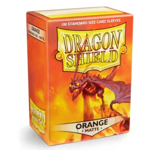 Dragon Shield – Standard Size Matte Sleeves Orange – 100 Sleeves Bescherm je kaarten met Dragon Shield Matte Sleeves. Deze stevige sleeves combineren betrouwbare bescherming met een matte oranje achterkant, ideaal voor zowel casual als competitief gebruik. De sleeves hebben een standaardformaat van 63 x 88 mm en zijn PVC-vrij. Ze zijn geschikt voor populaire Trading Card Games zoals Magic: The Gathering, Pokémon TCG en Lord of the Rings TCG. Iedere box bevat 100 sleeves en is voorzien van een printed label waarop je eenvoudig de naam van je favoriete deck kunt noteren. SPECIFICATIES Merk: Dragon Shield Serie: Matte Formaat: Standard Size – 63 x 88 mm Inhoud: 100 sleeves Kleur: Oranje Matte achterkant PVC-vrij Geschikt voor Magic: The Gathering, Pokémon TCG, Lord of the Rings TCG en andere Standard Size kaartspellen Inclusief printed label voor het labelen van je deck Geschikt voor spelen, vervoeren en bewaren