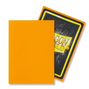 Dragon Shield – Standard Size Matte Sleeves Orange – 100 Sleeves Bescherm je kaarten met Dragon Shield Matte Sleeves. Deze stevige sleeves combineren betrouwbare bescherming met een matte oranje achterkant, ideaal voor zowel casual als competitief gebruik. De sleeves hebben een standaardformaat van 63 x 88 mm en zijn PVC-vrij. Ze zijn geschikt voor populaire Trading Card Games zoals Magic: The Gathering, Pokémon TCG en Lord of the Rings TCG. Iedere box bevat 100 sleeves en is voorzien van een printed label waarop je eenvoudig de naam van je favoriete deck kunt noteren. SPECIFICATIES Merk: Dragon Shield Serie: Matte Formaat: Standard Size – 63 x 88 mm Inhoud: 100 sleeves Kleur: Oranje Matte achterkant PVC-vrij Geschikt voor Magic: The Gathering, Pokémon TCG, Lord of the Rings TCG en andere Standard Size kaartspellen Inclusief printed label voor het labelen van je deck Geschikt voor spelen, vervoeren en bewaren