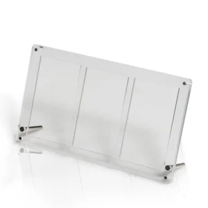 Premium Acrylic Case – 3 Booster Pack Display Presenteer en bescherm jouw favoriete TCG Booster Packs met deze hoogwaardige Premium Acrylic Case voor 3 booster packs. De case is speciaal ontworpen om drie standaardformaat booster packs veilig op hun plaats te houden en te beschermen tegen stof, kreukels, buigen en dagelijkse slijtage. In plaats van losse booster packs biedt deze display een strakke en luxe presentatie waarbij de drie artworks perfect naast elkaar worden weergegeven. Ideaal voor verzamelaars die complete artwork-sets of bijzondere sealed packs stijlvol willen tentoonstellen. Specificaties Afmetingen: 25,5 × 1,4 × 15 cm Geschikt voor 3 standaard TCG Booster Packs Houdt booster packs stevig op hun plaats Kristalhelder premium acryl voor een luxe presentatie UV-bescherming om verkleuring door licht te helpen beperken Voorzien van krachtige magnetische sluiting voor een veilige afsluiting