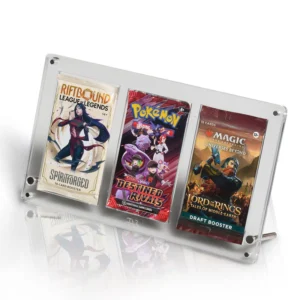 Premium Acrylic Case – 3 Booster Pack Display Presenteer en bescherm jouw favoriete TCG Booster Packs met deze hoogwaardige Premium Acrylic Case voor 3 booster packs. De case is speciaal ontworpen om drie standaardformaat booster packs veilig op hun plaats te houden en te beschermen tegen stof, kreukels, buigen en dagelijkse slijtage. In plaats van losse booster packs biedt deze display een strakke en luxe presentatie waarbij de drie artworks perfect naast elkaar worden weergegeven. Ideaal voor verzamelaars die complete artwork-sets of bijzondere sealed packs stijlvol willen tentoonstellen. Specificaties Afmetingen: 25,5 × 1,4 × 15 cm Geschikt voor 3 standaard TCG Booster Packs Houdt booster packs stevig op hun plaats Kristalhelder premium acryl voor een luxe presentatie UV-bescherming om verkleuring door licht te helpen beperken Voorzien van krachtige magnetische sluiting voor een veilige afsluiting