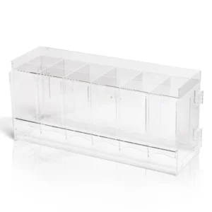 Premium Acrylic Booster Pack Dispenser – 6 Slots Organiseer en presenteer jouw sealed TCG Booster Packs op een professionele manier met de Premium Acrylic Booster Pack Dispenser – 6 Slots. Deze hoogwaardige dispenser is ontworpen om booster packs overzichtelijk, rechtop en direct toegankelijk te houden, zonder dat jouw toonbank of display rommelig oogt. Dankzij de zes ruime vakken is de dispenser geschikt voor verschillende Trading Card Games en booster pack-formaten. De afsluitbare deuren en het deksel beschermen de inhoud tegen stof en onnodig aanraken, terwijl het kristalheldere premium acryl zorgt voor een luxe en professionele presentatie. Ideaal voor zowel winkels als verzamelaars die hun sealed packs netjes willen organiseren en presenteren. Specificaties Afmetingen: 48,5 × 19,4 × 25,5 cm Voorzien van 6 ruime opbergvakken Binnenmaat per vak: 70 × 120 mm Geschikt voor meerdere TCG-merken en booster pack-formaten Kristalhelder premium acryl voor een luxe presentatie Robuuste constructie, geschikt voor dagelijks gebruik Afsluitbare deuren en deksel voor extra bescherming tegen stof en beschadigingen