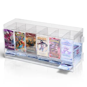Premium Acrylic Booster Pack Dispenser – 6 Slots Organiseer en presenteer jouw sealed TCG Booster Packs op een professionele manier met de Premium Acrylic Booster Pack Dispenser – 6 Slots. Deze hoogwaardige dispenser is ontworpen om booster packs overzichtelijk, rechtop en direct toegankelijk te houden, zonder dat jouw toonbank of display rommelig oogt. Dankzij de zes ruime vakken is de dispenser geschikt voor verschillende Trading Card Games en booster pack-formaten. De afsluitbare deuren en het deksel beschermen de inhoud tegen stof en onnodig aanraken, terwijl het kristalheldere premium acryl zorgt voor een luxe en professionele presentatie. Ideaal voor zowel winkels als verzamelaars die hun sealed packs netjes willen organiseren en presenteren. Specificaties Afmetingen: 48,5 × 19,4 × 25,5 cm Voorzien van 6 ruime opbergvakken Binnenmaat per vak: 70 × 120 mm Geschikt voor meerdere TCG-merken en booster pack-formaten Kristalhelder premium acryl voor een luxe presentatie Robuuste constructie, geschikt voor dagelijks gebruik Afsluitbare deuren en deksel voor extra bescherming tegen stof en beschadigingen