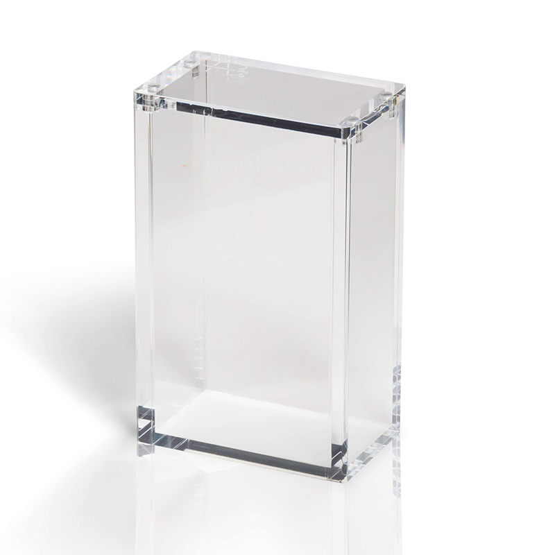 Premium Acrylic Case – Pokémon Japanse Booster Box (Small) Bescherm en presenteer jouw sealed Pokémon Japanse Booster Box (Small) met deze hoogwaardige Premium Acrylic Case. De case is speciaal ontworpen voor kleine Japanse Pokémon Booster Boxes en biedt optimale bescherming tegen stof, krassen en dagelijkse slijtage, terwijl de originele verpakking volledig zichtbaar blijft. Naast de reguliere Japanse boosterboxen zijn er ook diverse compacte Japanse releases die zeer geliefd zijn onder verzamelaars. Dankzij het kleinere formaat zijn deze boxen eenvoudig op te bergen en ideaal om sealed te verzamelen of stijlvol te presenteren. Met deze Premium Acrylic Case blijft jouw booster box uitstekend beschermd én krijgt deze een luxe display-uitstraling. Specificaties Afmetingen: 9,4 × 5,6 × 15 cm Speciaal ontworpen voor een kleine Pokémon Japanse Booster Box Kristalhelder premium acryl voor een luxe presentatie UV-bescherming om verkleuring door licht te helpen beperken Voorzien van krachtige Collector Grade N52-magneten voor een veilige en stevige sluiting