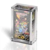 Premium Acrylic Case – Pokémon Japanse Booster Box (Small) Bescherm en presenteer jouw sealed Pokémon Japanse Booster Box (Small) met deze hoogwaardige Premium Acrylic Case. De case is speciaal ontworpen voor kleine Japanse Pokémon Booster Boxes en biedt optimale bescherming tegen stof, krassen en dagelijkse slijtage, terwijl de originele verpakking volledig zichtbaar blijft. Naast de reguliere Japanse boosterboxen zijn er ook diverse compacte Japanse releases die zeer geliefd zijn onder verzamelaars. Dankzij het kleinere formaat zijn deze boxen eenvoudig op te bergen en ideaal om sealed te verzamelen of stijlvol te presenteren. Met deze Premium Acrylic Case blijft jouw booster box uitstekend beschermd én krijgt deze een luxe display-uitstraling. Specificaties Afmetingen: 9,4 × 5,6 × 15 cm Speciaal ontworpen voor een kleine Pokémon Japanse Booster Box Kristalhelder premium acryl voor een luxe presentatie UV-bescherming om verkleuring door licht te helpen beperken Voorzien van krachtige Collector Grade N52-magneten voor een veilige en stevige sluiting