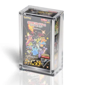 Premium Acrylic Case – Pokémon Japanse Booster Box (Small) Bescherm en presenteer jouw sealed Pokémon Japanse Booster Box (Small) met deze hoogwaardige Premium Acrylic Case. De case is speciaal ontworpen voor kleine Japanse Pokémon Booster Boxes en biedt optimale bescherming tegen stof, krassen en dagelijkse slijtage, terwijl de originele verpakking volledig zichtbaar blijft. Naast de reguliere Japanse boosterboxen zijn er ook diverse compacte Japanse releases die zeer geliefd zijn onder verzamelaars. Dankzij het kleinere formaat zijn deze boxen eenvoudig op te bergen en ideaal om sealed te verzamelen of stijlvol te presenteren. Met deze Premium Acrylic Case blijft jouw booster box uitstekend beschermd én krijgt deze een luxe display-uitstraling. Specificaties Afmetingen: 9,4 × 5,6 × 15 cm Speciaal ontworpen voor een kleine Pokémon Japanse Booster Box Kristalhelder premium acryl voor een luxe presentatie UV-bescherming om verkleuring door licht te helpen beperken Voorzien van krachtige Collector Grade N52-magneten voor een veilige en stevige sluiting