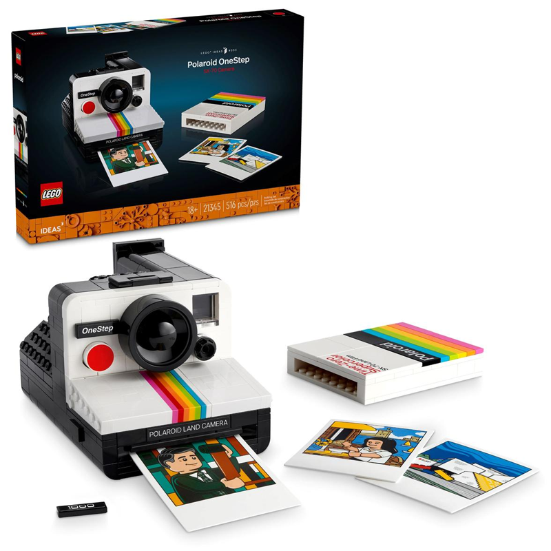 LEGO Ideas – Polaroid OneStep SX-70 Camera 21345 Breng een echte designklassieker tot leven met de LEGO Ideas Polaroid OneStep SX-70 Camera. Deze gedetailleerde bouwset is gebaseerd op de iconische Polaroid-camera en zit vol herkenbare details die het originele ontwerp zo bijzonder maken. Het model beschikt over de karakteristieke zoeker, het kleurenspectrum, de belichtingsknop en de rode sluiterknop. Met de meegeleverde stickers kun je bovendien kiezen voor de herkenbare OneStep- of 1000-uitvoering. Een van de leukste details is het werkende foto-mechanisme. Bouw het meegeleverde Polaroid Time-Zero Supercolor SX-70 Land Film-pakket, plaats een van de drie geïllustreerde foto's in de camera en druk op de rode sluiterknop. De foto komt vervolgens uit de camera, geïnspireerd op de werking van een echte Polaroid. De set maakt deel uit van de LEGO Ideas collectie en is oorspronkelijk bedacht door een LEGO-fan. Na het bouwen vormt de Polaroid-camera een opvallend displaymodel voor iedere LEGO-, fotografie- of retrocollectie. Productkenmerken Onderdeel van de LEGO Ideas collectie Replica van de iconische Polaroid OneStep SX-70 Camera Gedetailleerde zoeker, kleurenspectrum en belichtingsknop Rode sluiterknop met werkend foto-mechanisme Inclusief bouwbaar Time-Zero Supercolor SX-70 Land Film-pakket Inclusief 3 geïllustreerde foto's Foto's kunnen daadwerkelijk in de camera worden geplaatst en uitgeworpen Keuze uit OneStep- en 1000-details Ideaal als displaymodel voor LEGO- en fotografieliefhebbers Ondersteuning via de LEGO Builder app Specificaties LEGO-nummer: 21345 Aantal onderdelen: 516 Afmetingen: ca. 9 cm hoog × 9 cm breed × 15 cm diep Serie: LEGO Ideas