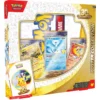 Pokémon 30th Celebration Poster Collection Vier 30 jaar Pokémon Trading Card Game met de Pokémon 30th Celebration Poster Collection. Deze bijzondere jubileumuitgave combineert exclusieve promo kaarten, boosters uit de feestelijke 30th Celebration-uitbreiding en een indrukwekkende Pokémon-poster. Een prachtige collectie voor zowel verzamelaars als fans die hun liefde voor Pokémon willen laten zien. De blikvanger van deze collectie is de grote 30th Celebration-poster, waarop meer dan 160 kaarten uit de jubileumuitbreiding zijn afgebeeld. Perfect als decoratie voor jouw game room, slaapkamer of Pokémon-verzameling. Daarnaast bevat deze collectie drie exclusieve foil promo kaarten van de legendarische Kanto-vogels: Articuno, Zapdos en Moltres. Een schitterende toevoeging aan iedere Pokémon-collectie. Met de meegeleverde boosters uit de Pokémon 30th Celebration-uitbreiding maak je bovendien kans op de meest gewilde kaarten uit de jubileumset. De uitbreiding bestaat volledig uit foil kaarten en bevat prachtige illustraties, klassieke herdrukken en de nieuwe Futuristic Rare-rarity. Inhoud Grote Pokémon 30th Celebration poster 3 exclusieve foil promo kaarten van Articuno, Zapdos & Moltres 3 Pokémon 30th Celebration boosterpacks Pokémon TCG Live codekaart (indien door de fabrikant inbegrepen) Of je nu jouw collectie wilt uitbreiden, op zoek bent naar exclusieve promo's of jouw muur wilt voorzien van een uniek Pokémon-kunstwerk, de Pokémon 30th Celebration Poster Collection is een schitterende jubileumuitgave voor iedere Pokémon-fan.
