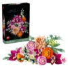 LEGO Botanicals – Roze Boeket 10342 Laat je creativiteit opbloeien met het prachtige LEGO Botanicals Roze Boeket. Deze decoratieve LEGO-set voor volwassenen bestaat uit 15 kleurrijke bloemstelen die je volledig naar eigen smaak kunt schikken tot een uniek boeket. Het boeket bevat een uitgebreide combinatie van bloemen en planten, waaronder rozen, ranonkels, orchideeën, madeliefjes, korenbloemen, eucalyptus, vlierbloesem, campanula en een waterleliedahlia. Dankzij de verstelbare stelen kun je de bloemen steeds opnieuw rangschikken en jouw eigen compositie creëren. Na het bouwen vormt het roze boeket een stijlvolle decoratie voor thuis, op kantoor of in een vitrinekast. Zet de bloemen in je favoriete vaas en geniet van een kleurrijk boeket dat nooit verwelkt. De set kan bovendien worden gecombineerd met andere bouwsets uit de LEGO Botanicals collectie om een nog groter en persoonlijker bloemstuk samen te stellen. Een prachtig bouwproject voor jezelf én een origineel cadeau voor bloemen-, interieur- en LEGO-liefhebbers. Productkenmerken Onderdeel van de LEGO Botanicals collectie Bouw een kleurrijk boeket met 15 bloemstelen Met onder andere rozen, ranonkels, orchideeën, madeliefjes en eucalyptus Verstelbare stelen om het boeket zelf te schikken Ideaal als decoratie voor thuis of op kantoor Te combineren met andere LEGO Botanicals sets Inclusief gedrukte bouwinstructies en ondersteuning via de LEGO Builder app Ontworpen als creatieve bouwset voor volwassenen Specificaties LEGO-nummer: 10342 Aantal onderdelen: 749 Aantal bloemstelen: 15 Afmetingen: verschillen per bloem; de orchideeën zijn ca. 32 cm hoog Serie: LEGO Botanicals Vaas: niet inbegrepen