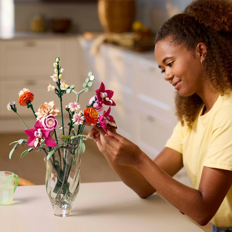 LEGO Botanicals – Roze Boeket 10342 Laat je creativiteit opbloeien met het prachtige LEGO Botanicals Roze Boeket. Deze decoratieve LEGO-set voor volwassenen bestaat uit 15 kleurrijke bloemstelen die je volledig naar eigen smaak kunt schikken tot een uniek boeket. Het boeket bevat een uitgebreide combinatie van bloemen en planten, waaronder rozen, ranonkels, orchideeën, madeliefjes, korenbloemen, eucalyptus, vlierbloesem, campanula en een waterleliedahlia. Dankzij de verstelbare stelen kun je de bloemen steeds opnieuw rangschikken en jouw eigen compositie creëren. Na het bouwen vormt het roze boeket een stijlvolle decoratie voor thuis, op kantoor of in een vitrinekast. Zet de bloemen in je favoriete vaas en geniet van een kleurrijk boeket dat nooit verwelkt. De set kan bovendien worden gecombineerd met andere bouwsets uit de LEGO Botanicals collectie om een nog groter en persoonlijker bloemstuk samen te stellen. Een prachtig bouwproject voor jezelf én een origineel cadeau voor bloemen-, interieur- en LEGO-liefhebbers. Productkenmerken Onderdeel van de LEGO Botanicals collectie Bouw een kleurrijk boeket met 15 bloemstelen Met onder andere rozen, ranonkels, orchideeën, madeliefjes en eucalyptus Verstelbare stelen om het boeket zelf te schikken Ideaal als decoratie voor thuis of op kantoor Te combineren met andere LEGO Botanicals sets Inclusief gedrukte bouwinstructies en ondersteuning via de LEGO Builder app Ontworpen als creatieve bouwset voor volwassenen Specificaties LEGO-nummer: 10342 Aantal onderdelen: 749 Aantal bloemstelen: 15 Afmetingen: verschillen per bloem; de orchideeën zijn ca. 32 cm hoog Serie: LEGO Botanicals Vaas: niet inbegrepen